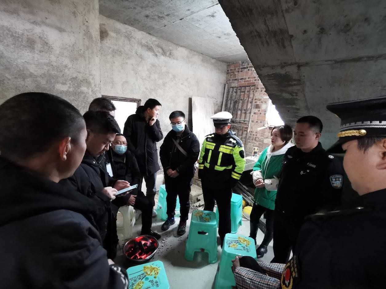 整治滥办酒席-循循劝导.jpg 集中整治刹陋习 移风易俗树新风 ——红枫湖镇开展滥办酒席整治行动推进农村“治风”工作