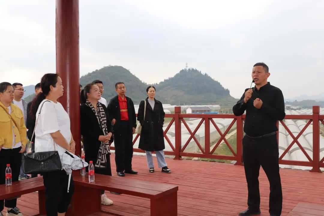 清镇市红枫湖镇骆家桥村：支部建在产业上 村民变身“上班族”