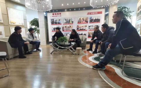 流长苗族乡乡长一行到龙里参观考察优秀企业