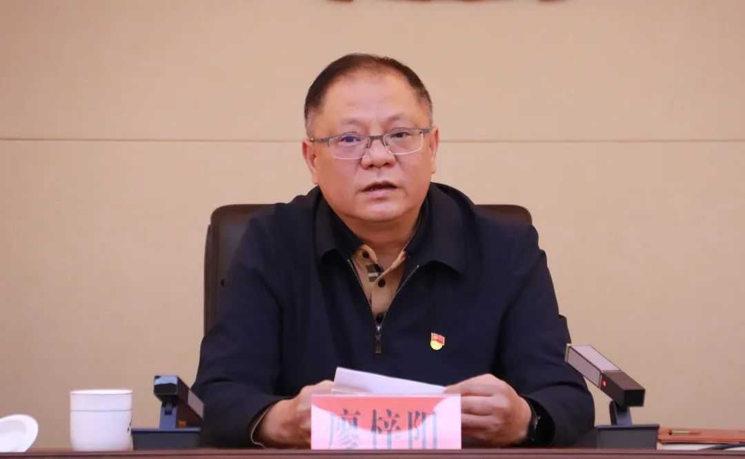 廖梓阳为人大代表和人大工作者讲专题党课