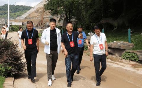 清镇市人大常委会主任廖梓阳视察营利性服务业和非营利性服务业