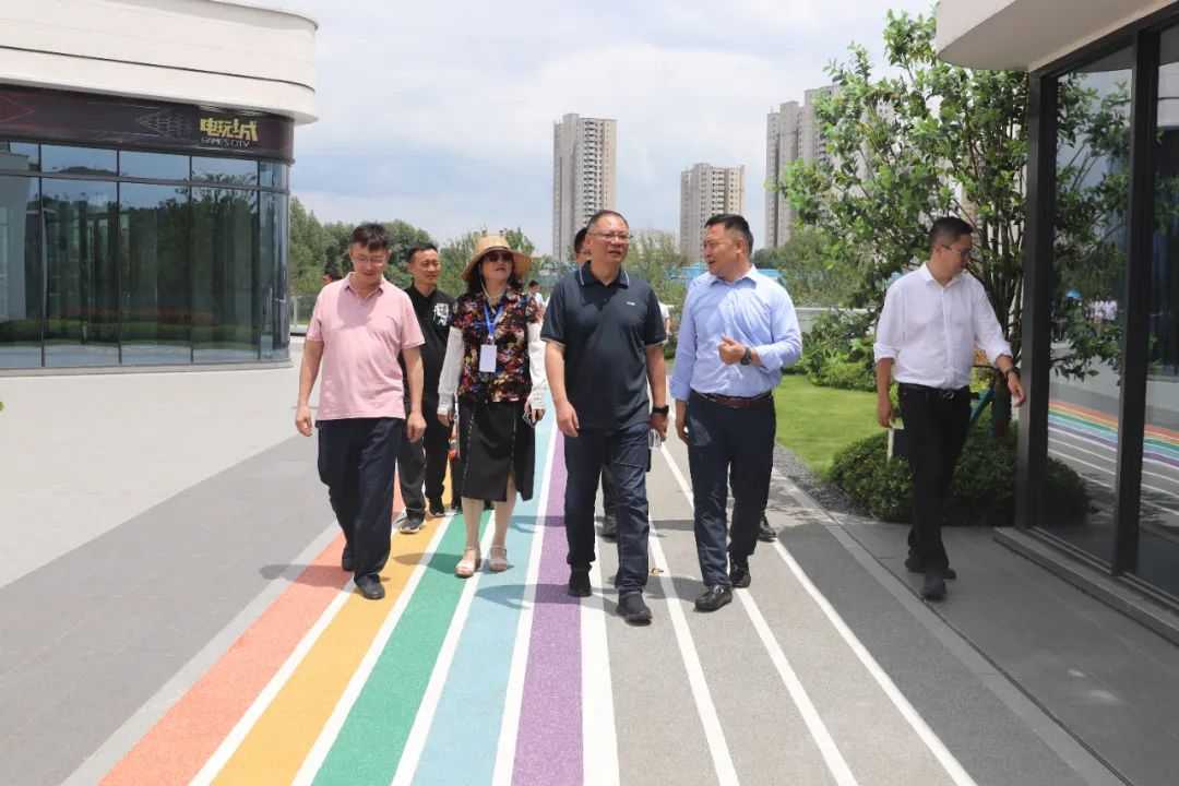贵阳市十五届人大清镇代表小组视察“贵阳南部中心发展规划建设”工作