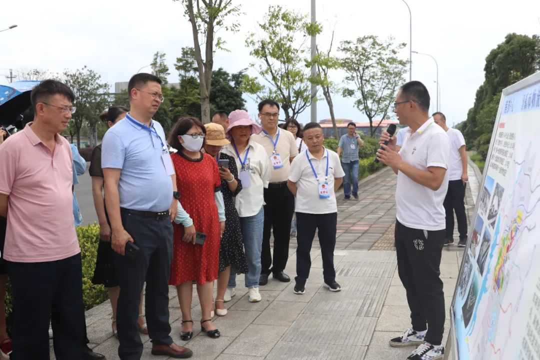 贵阳市十五届人大清镇代表小组视察“贵阳南部中心发展规划建设”工作