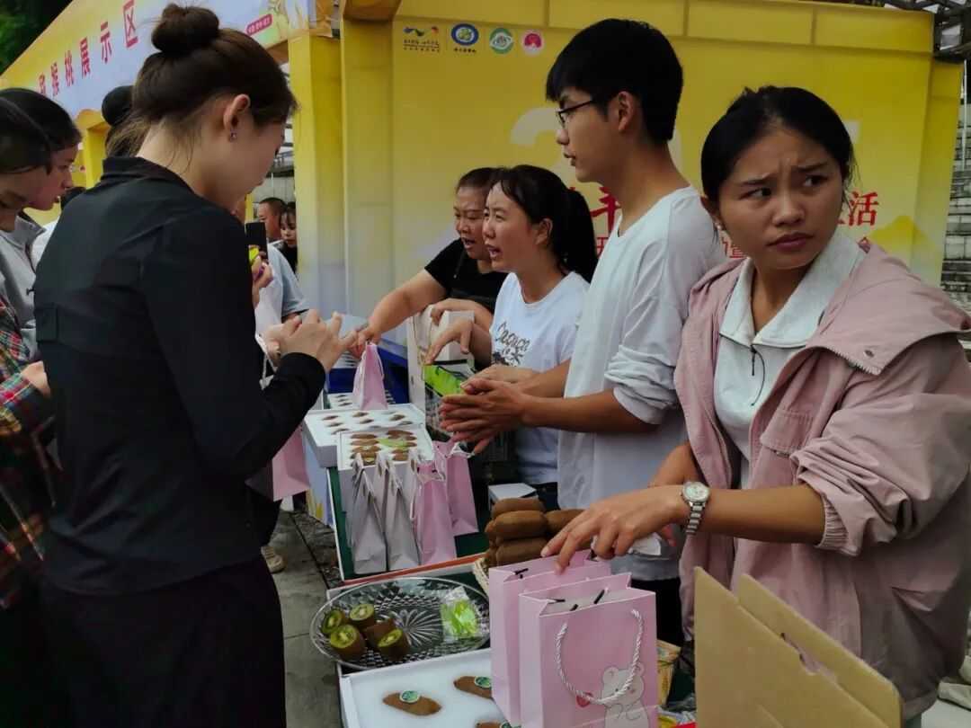 2.6.jpg 线上线下同频共振 修文猕猴桃产销对接大会成果丰硕