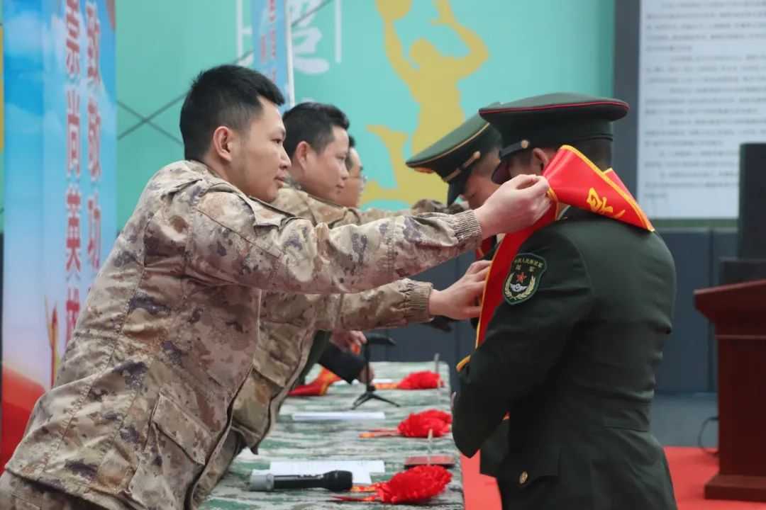 3.2.jpg 同心向强 共卫国防——修文县2025年上半年“迎老送新”仪式举行