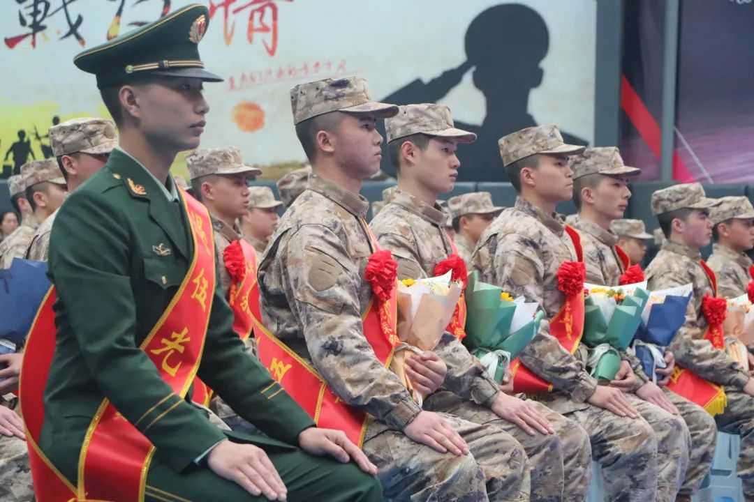 3.4.jpg 同心向强 共卫国防——修文县2025年上半年“迎老送新”仪式举行