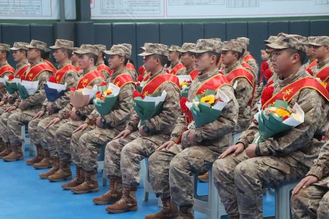 3.5.jpg 同心向强 共卫国防——修文县2025年上半年“迎老送新”仪式举行