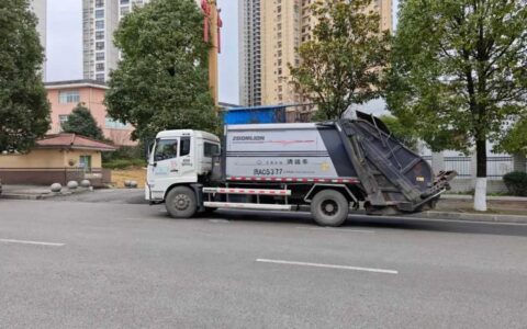 城市“守护者”——春节坚守岗位保清洁