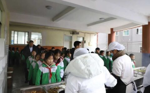 小小一餐饭 惠及大民生——修文大力推行校园陪餐制度 确保学生餐安全营养味道好