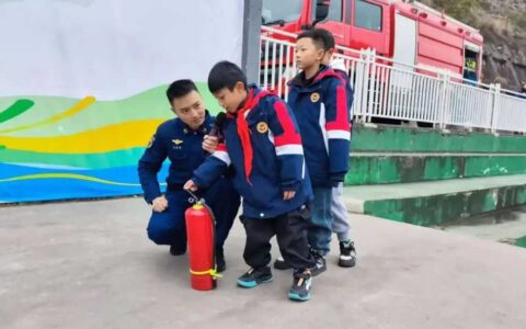 修文消防救援大队：校园冬日“防火墙”消防演练进行时
