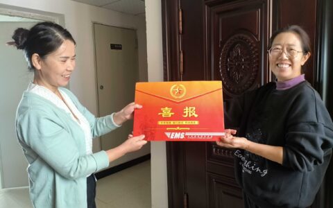 修文县龙场街道为“四有”优秀军官上门送喜报