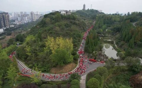 【创建全民运动健身模范市】修文县近千名老人重阳登高 共享秋色好时光