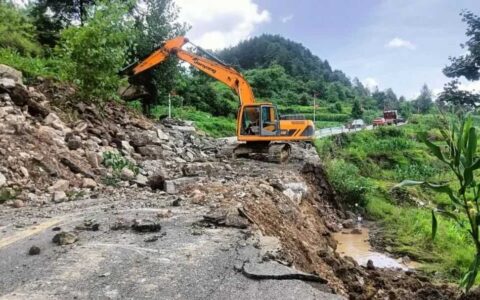 修文县加快抢修水毁道路 保障群众安全出行