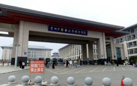修文县交通运输局联合县交警大队全力护航学生放假返乡