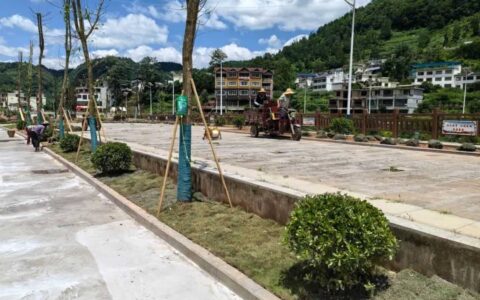 修文县六屯镇：推进“两清两改两治理” “腊鲊坝”广场建成