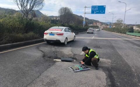 【我为群众办实事】修文县扎佐街道修补破损路面 营造安全出行环境