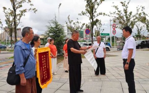 修文县幸福村“临时村民”送来了一面锦旗……