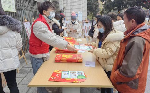 龙场街道：文化惠万家 春联送祝福